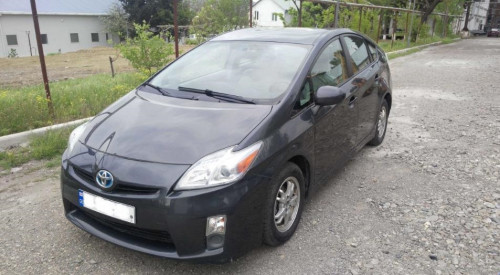 იყიდება სედანი Toyota Prius