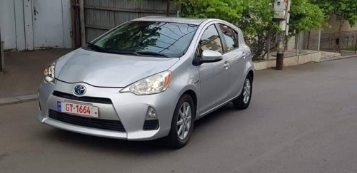 იყიდება ჰეჩბექი Toyota Prius C